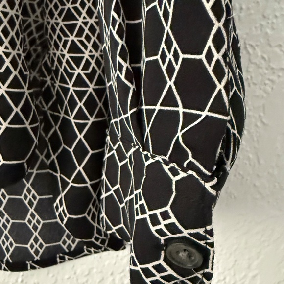Banana Republic Women’s Black & cream Pattern Button up Blouse Small - Picture 5 of 13
